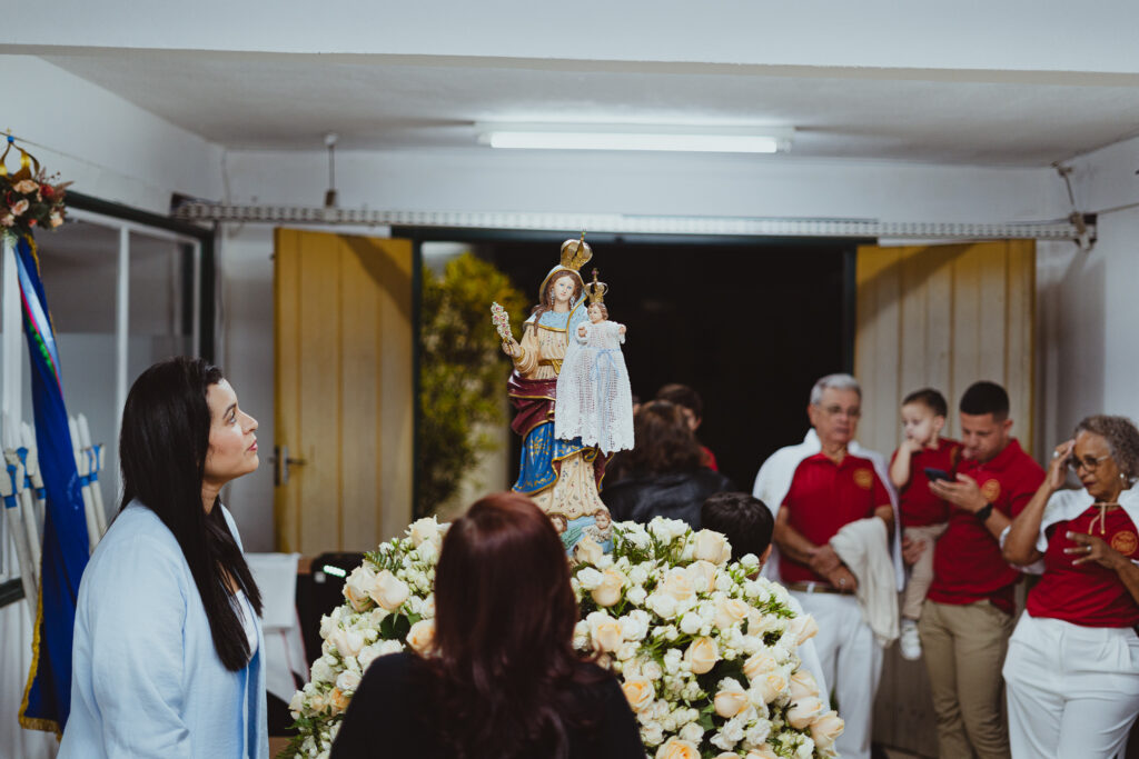 foto de todos os fieis olhando para a nossa senhora aparecida